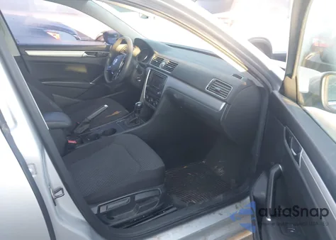 2016 Volkswagen Passat 1.8T S z USA, uszkodzony, nr VIN 1VWAT7A3XGC050780